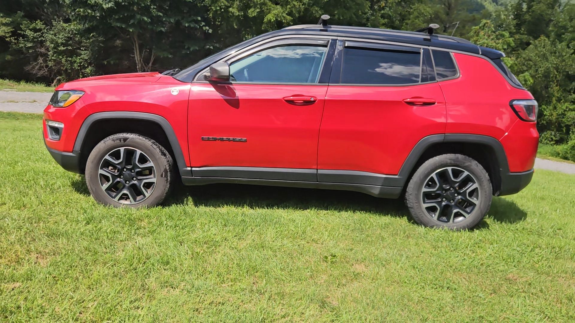 Used 2019 Jeep Compass Trailhawk AWD/4WD image 1