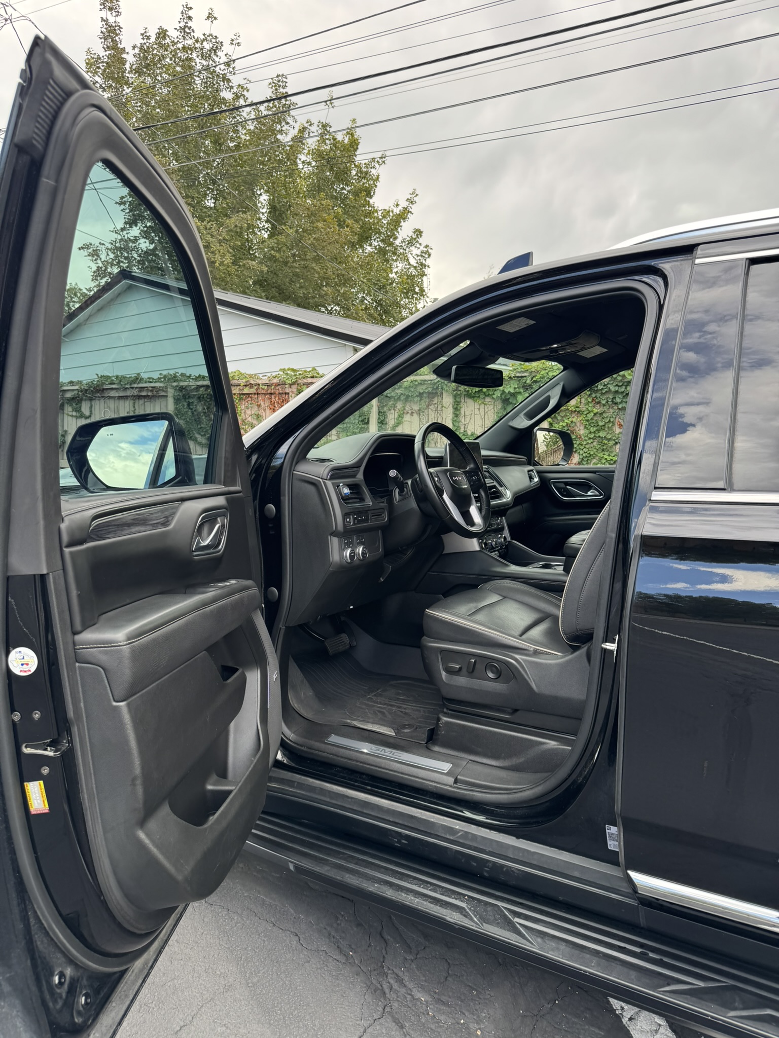 Used 2023 GMC Yukon XL SLT AWD/4WD image 10