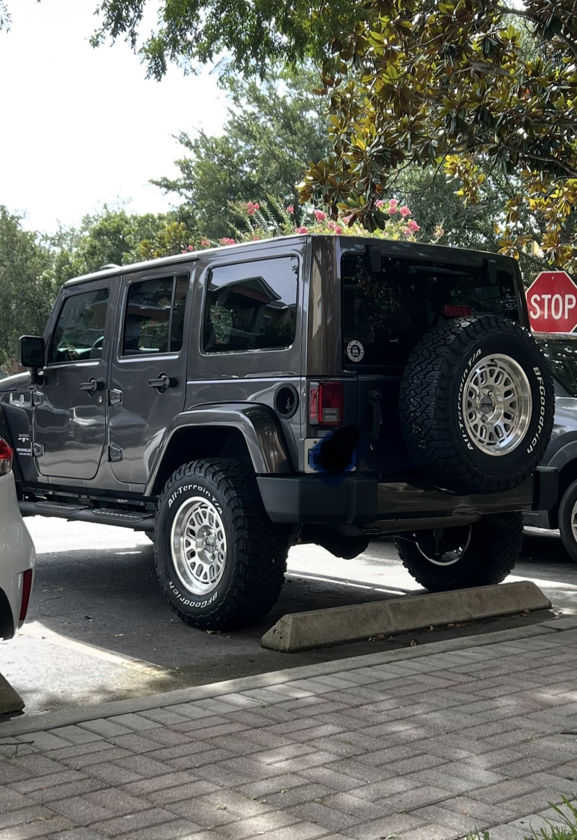 Used 2017 Jeep Wrangler Unlimited Sahara w/ Connectivity Group AWD/4WD image 17