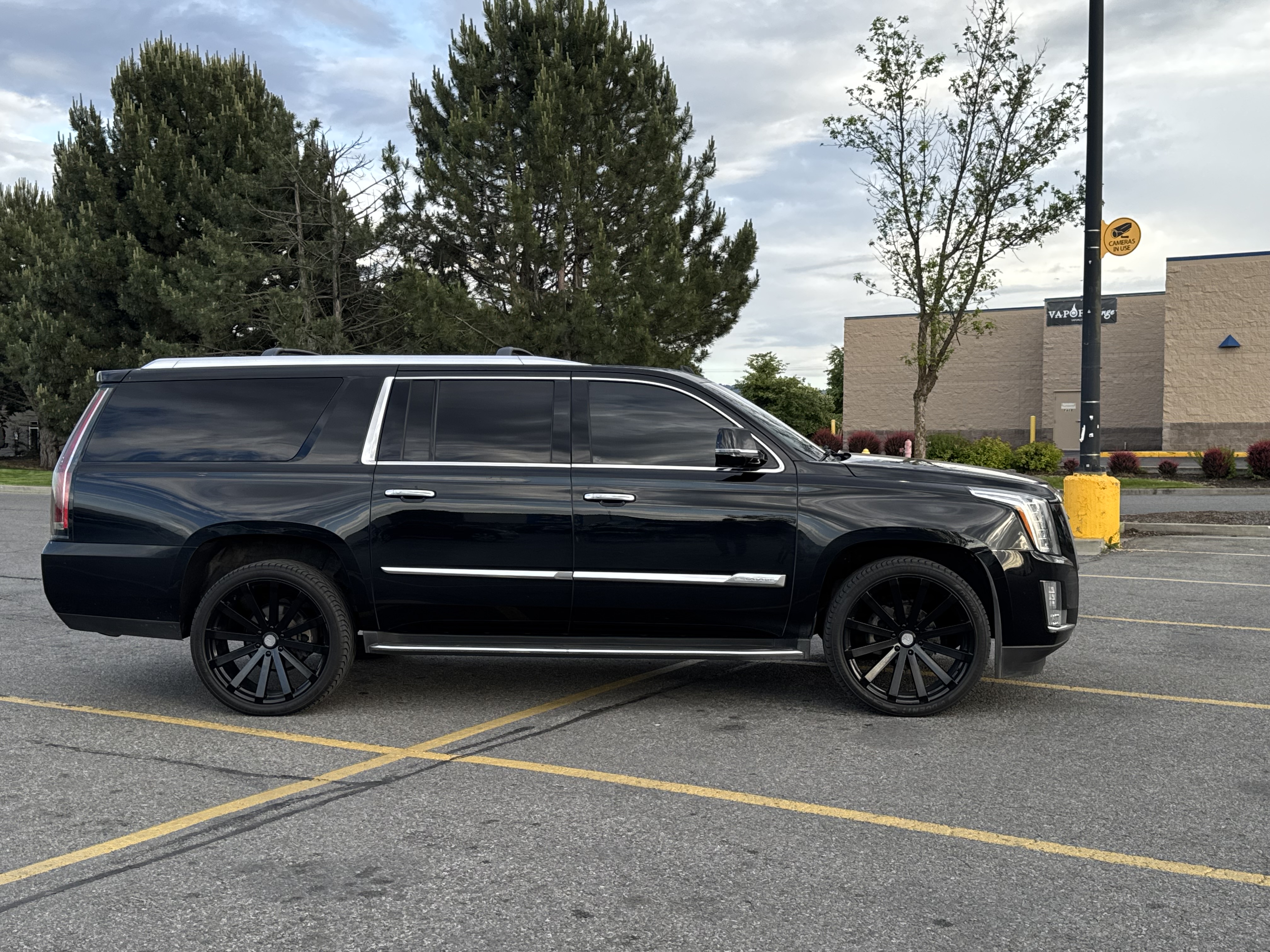 Used 2016 Cadillac Escalade ESV Premium AWD/4WD image 4