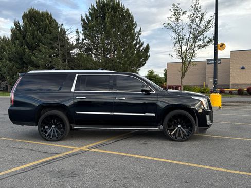 Used 2016 Cadillac Escalade ESV Premium AWD/4WD image 4