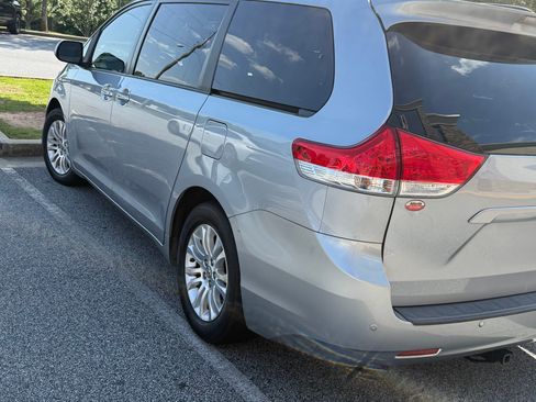 Used 2012 Toyota Sienna XLE w/ Premium Pkg FWD image 4