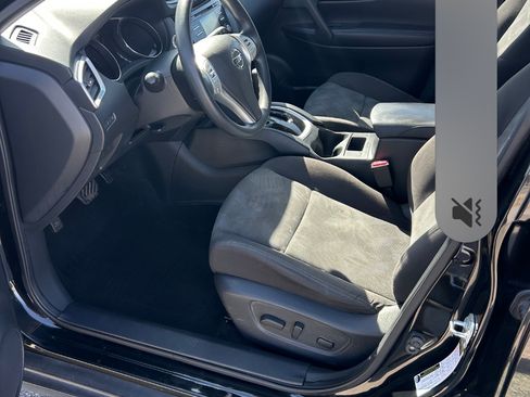 Used 2016 Nissan Rogue SV image 2