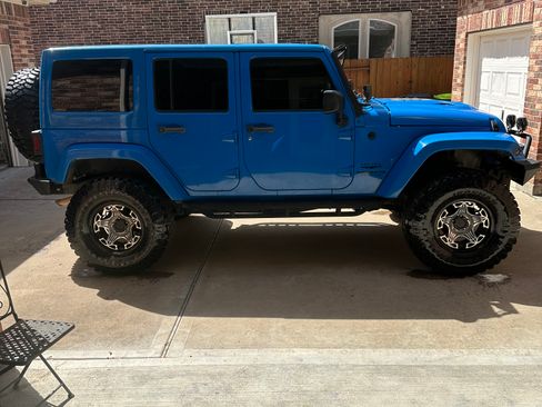 Used 2011 Jeep Wrangler Unlimited Sahara w/ Connectivity Group image 9