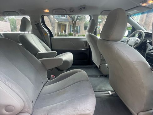 Used 2011 Toyota Sienna w/ Towing Pkg FWD image 9