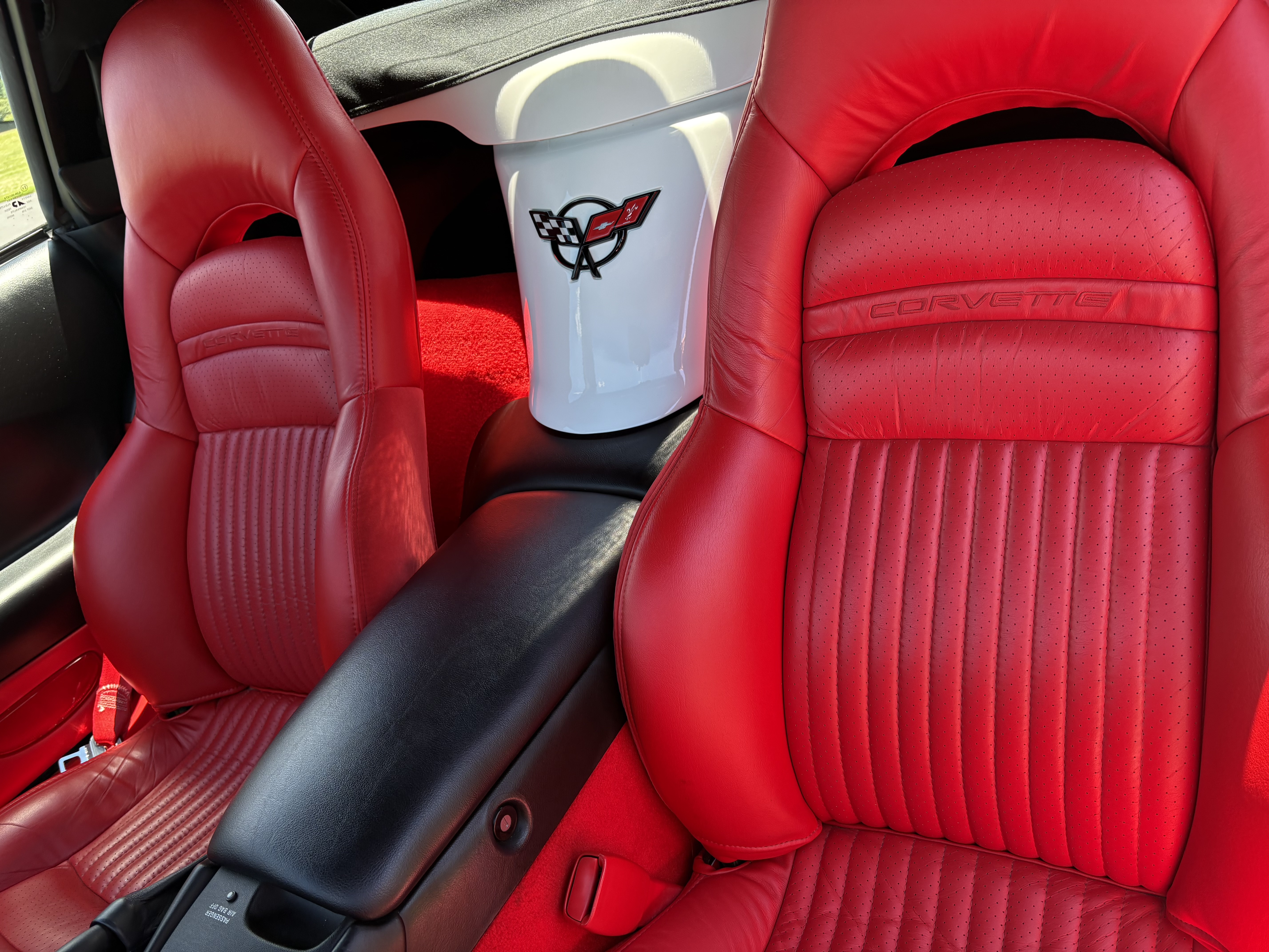 Used 2000 Chevrolet Corvette Convertible w/ Performance Handling Pkg RWD image 2