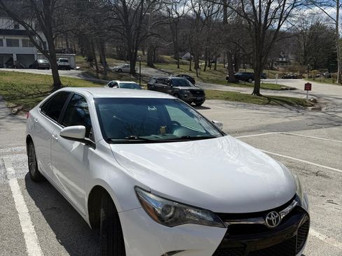 Used 2017 Toyota Camry SE image 12