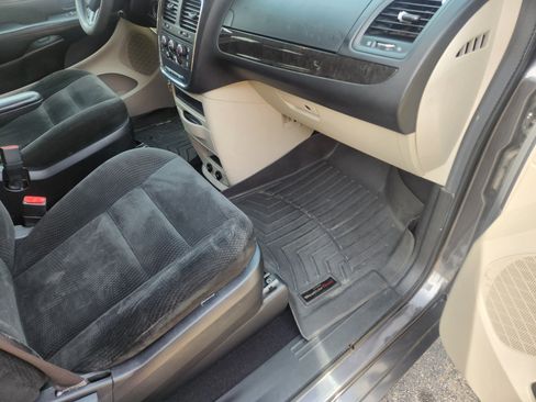 Used 2017 Dodge Grand Caravan SE image 6