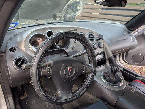 Used 2006 Pontiac Solstice Convertible w/ Premium Package image 9