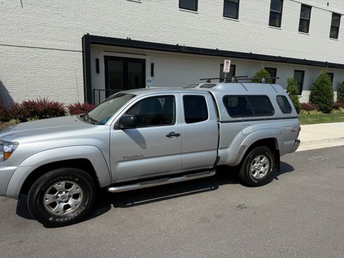 Used 2011 Toyota Tacoma 4x4 Access Cab V6 w/ TRD Off-Road Pkg image 2
