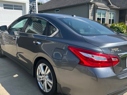 Used 2017 Nissan Altima 3.5 SL w/ 3.5 Technology Package FWD image 8