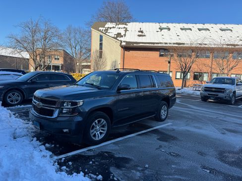 Used 2019 Chevrolet Suburban LT image 9