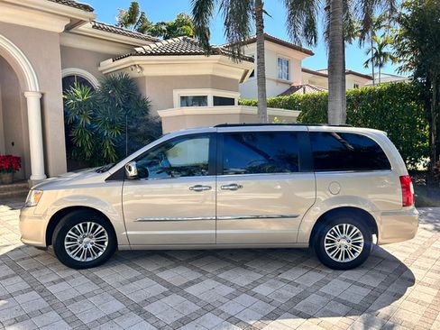 Used 2013 Chrysler Town & Country Touring-L w/ Entertainment Group #2 FWD image 2