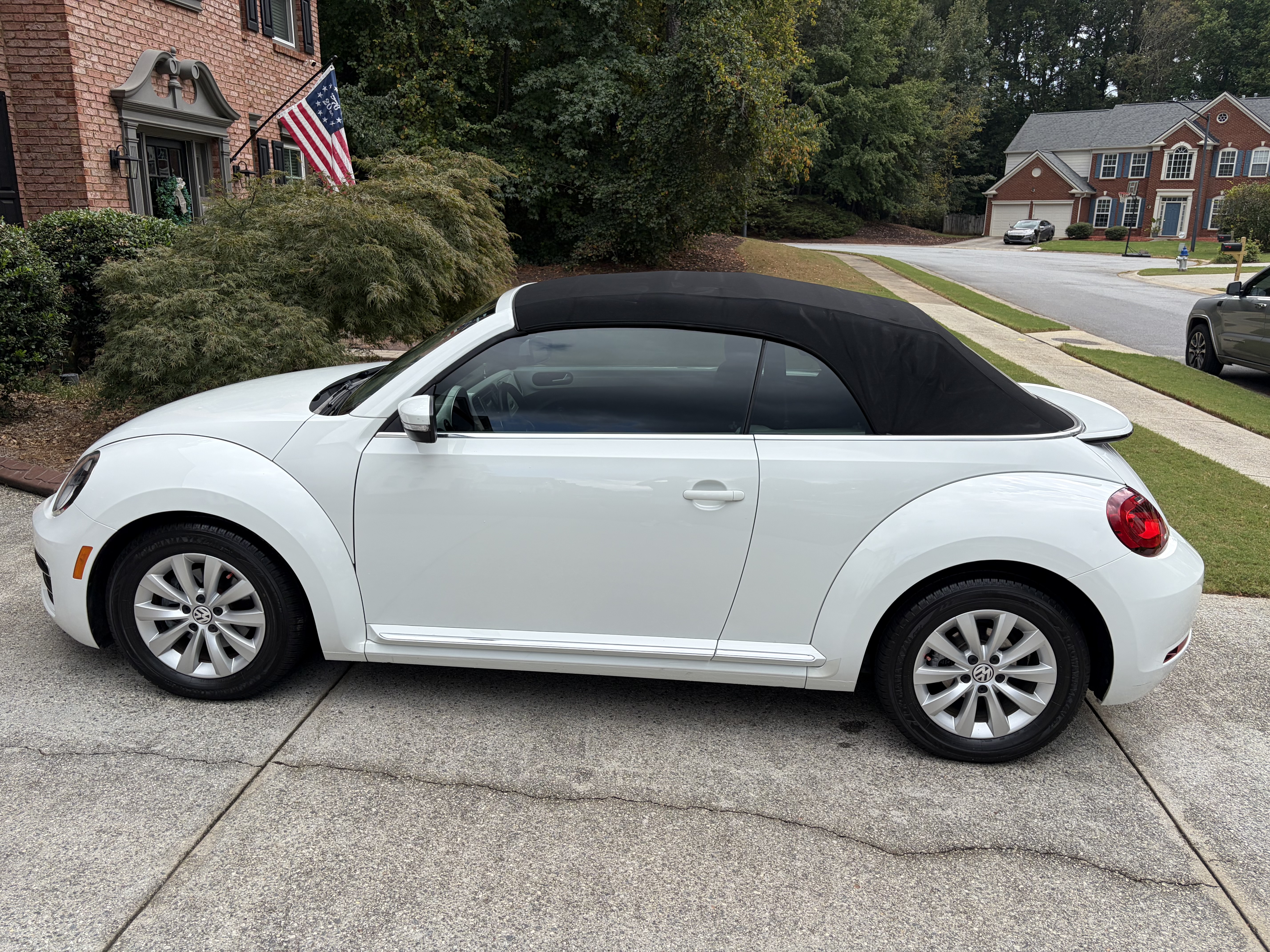 Used 2018 Volkswagen Beetle 2.0T SE FWD image 1