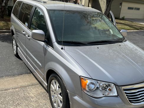 Used 2016 Chrysler Town & Country Touring image 5