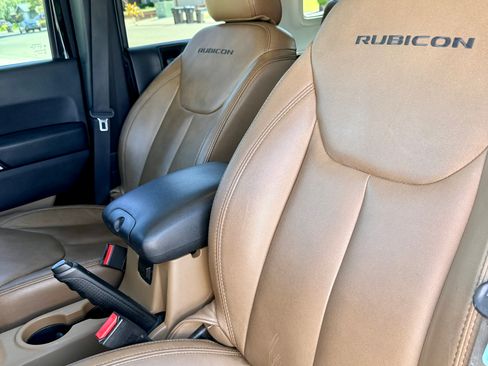 Used 2015 Jeep Wrangler Unlimited Rubicon w/ Connectivity Group AWD/4WD image 6