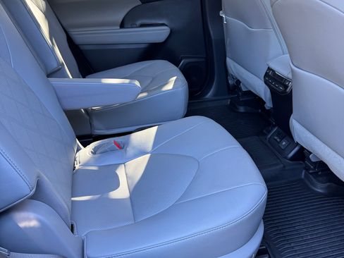 Used 2022 Toyota Highlander Platinum image 10