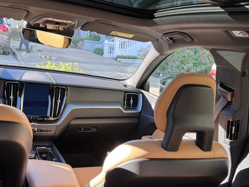 Used 2018 Volvo XC60 T6 Momentum w/ Convenience Package image 21