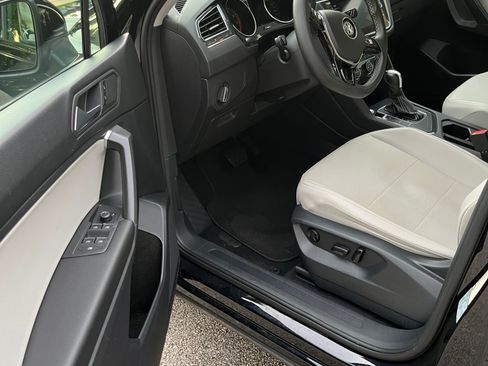 Used 2021 Volkswagen Tiguan SE FWD image 13