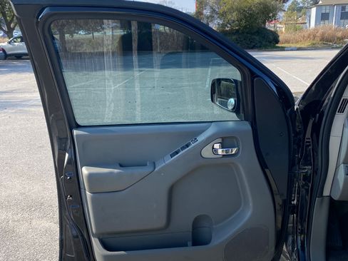 Used 2016 Nissan Frontier SV image 12