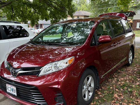 Used 2020 Toyota Sienna LE image 1