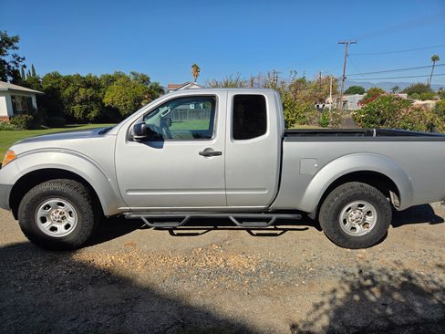 Used 2014 Nissan Frontier S image 2