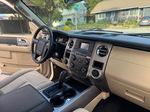 Used 2017 Ford Expedition XLT image 8