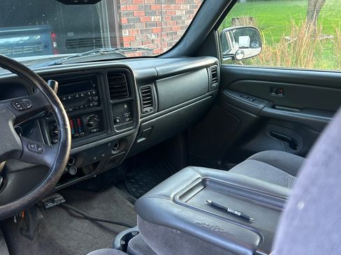 Used 2006 Chevrolet Silverado 2500 LT w/ Snow Plow Prep Package AWD/4WD image 16