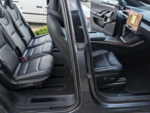 Used 2022 Tesla Model X image 9