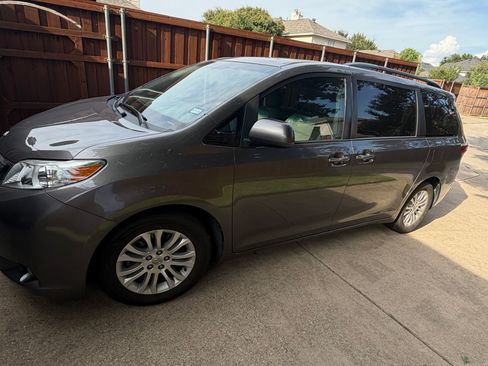 Used 2016 Toyota Sienna XLE w/ XLE Navigation Package FWD image 2