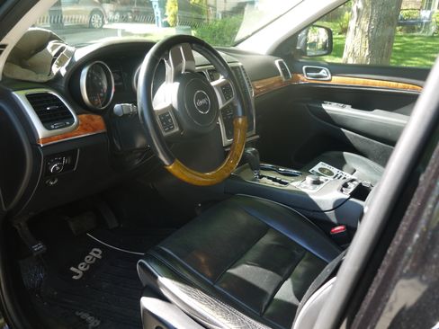 Used 2012 Jeep Grand Cherokee Overland AWD/4WD image 5
