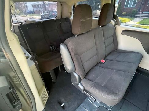 Used 2016 Dodge Grand Caravan American Value Package FWD image 5