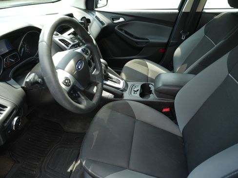 Used 2014 Ford Focus SE w/ SE Winter Package FWD image 12