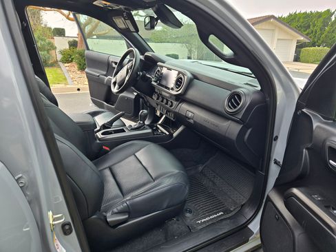 Used 2020 Toyota Tacoma TRD Off-Road w/ TRD Premium Off Road Package image 17