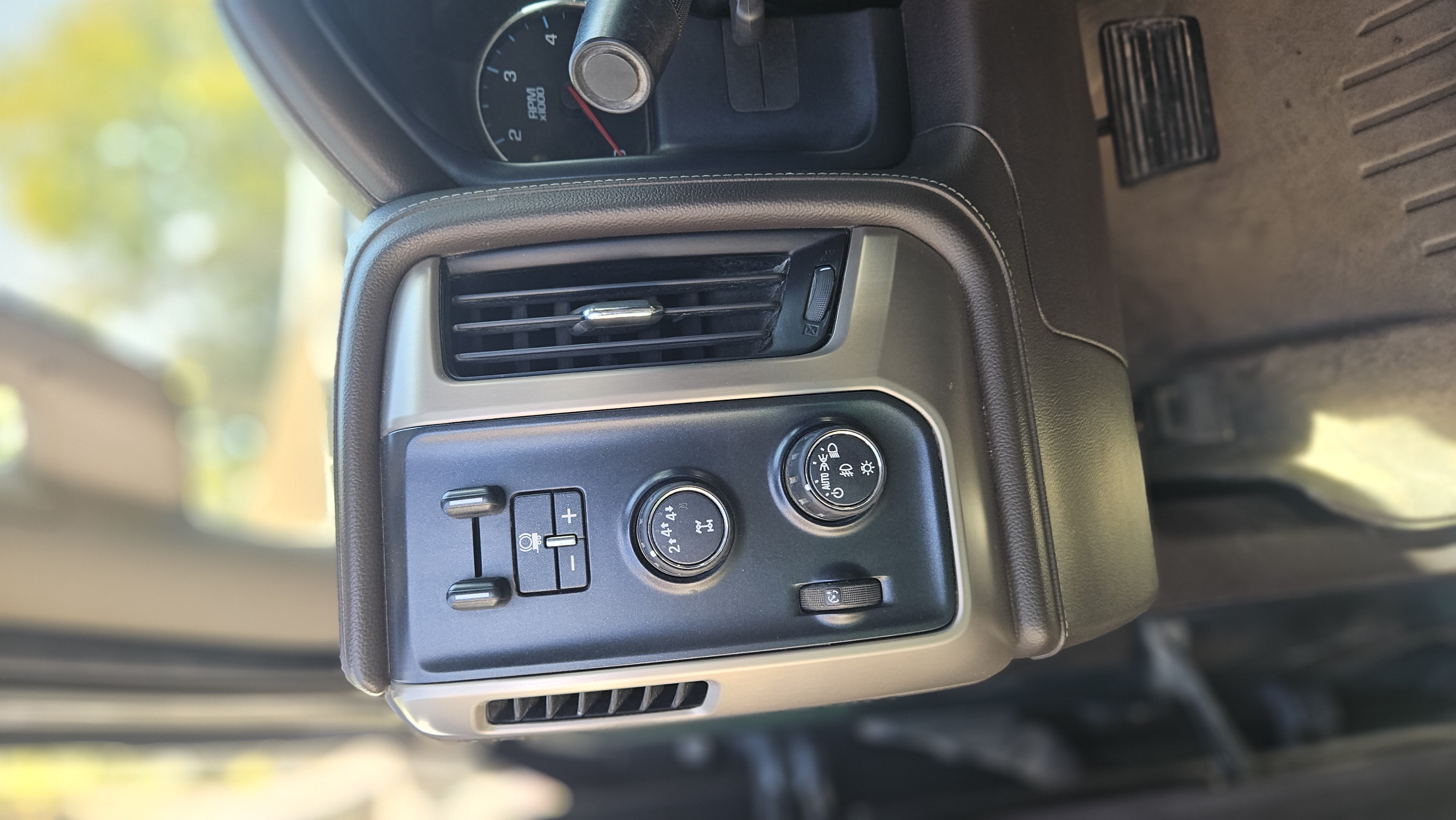 Used 2017 GMC Sierra 2500 Denali w/ Duramax Plus Package AWD/4WD image 8