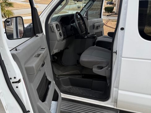Used 2011 Ford E-350 and Econoline 350 XLT image 11