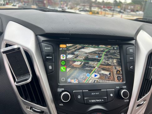 Used 2017 Hyundai Veloster Value Edition image 13