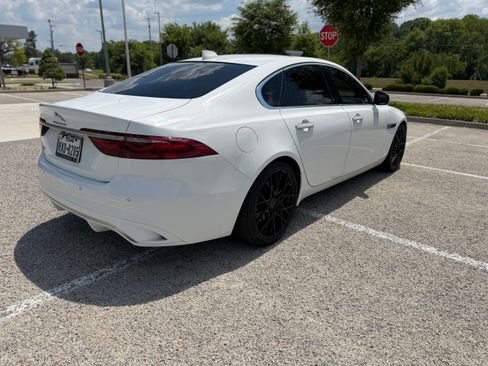 Used 2022 Jaguar XF SE RWD image 4