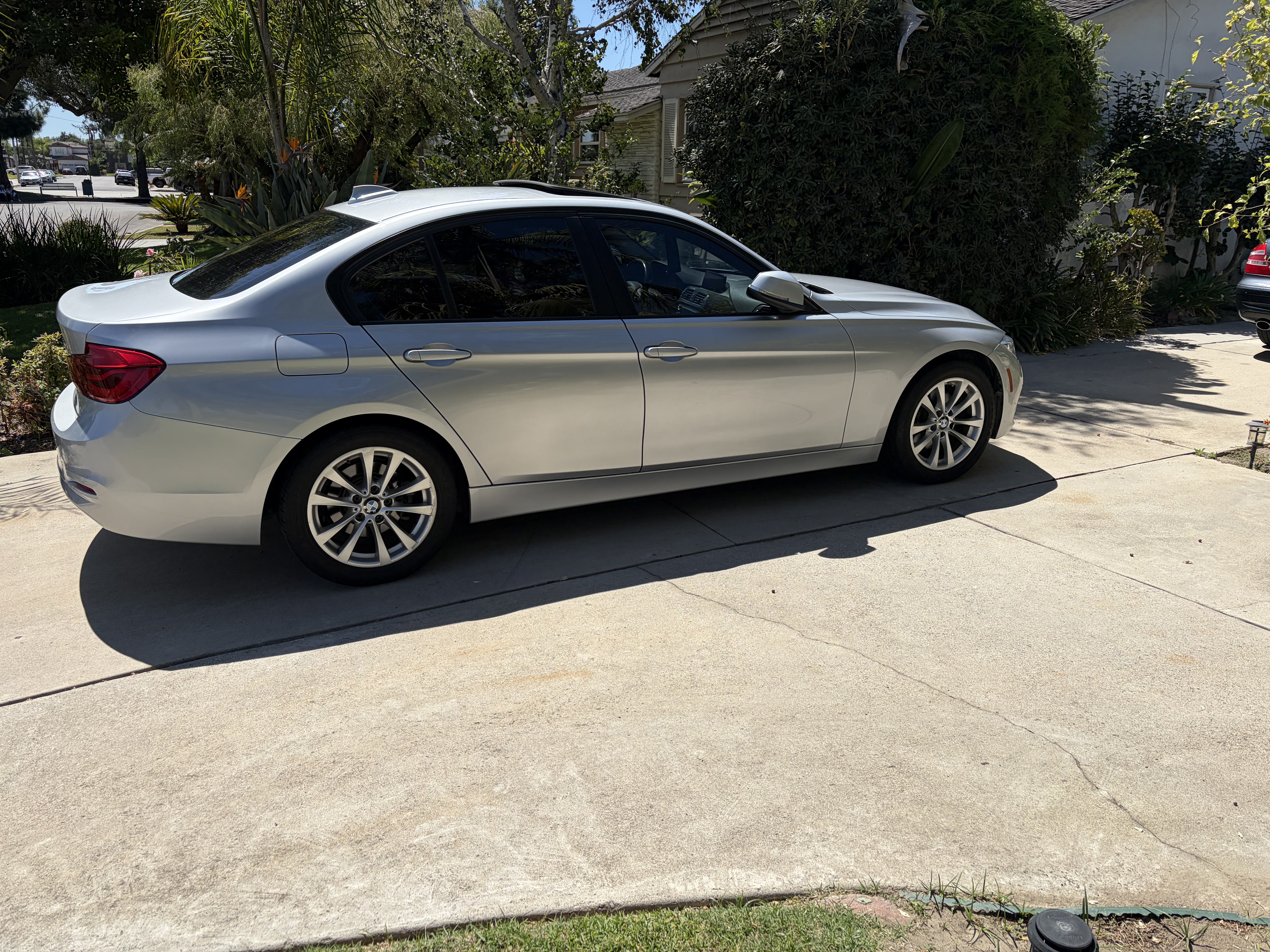 Used 2018 BMW 320i Sedan RWD image 5