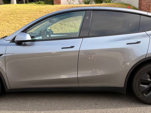 Used 2025 Tesla Model Y Long Range RWD image 5