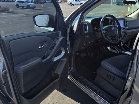 Used 2022 Nissan Frontier SV image 12
