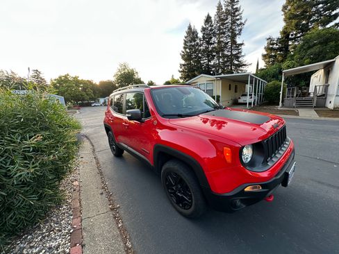 Used 2018 Jeep Renegade Trailhawk w/ Safety & Security Group AWD/4WD image 2