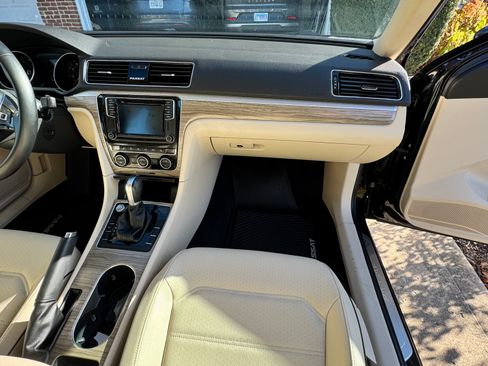 Used 2018 Volkswagen Passat 2.0T SE image 19