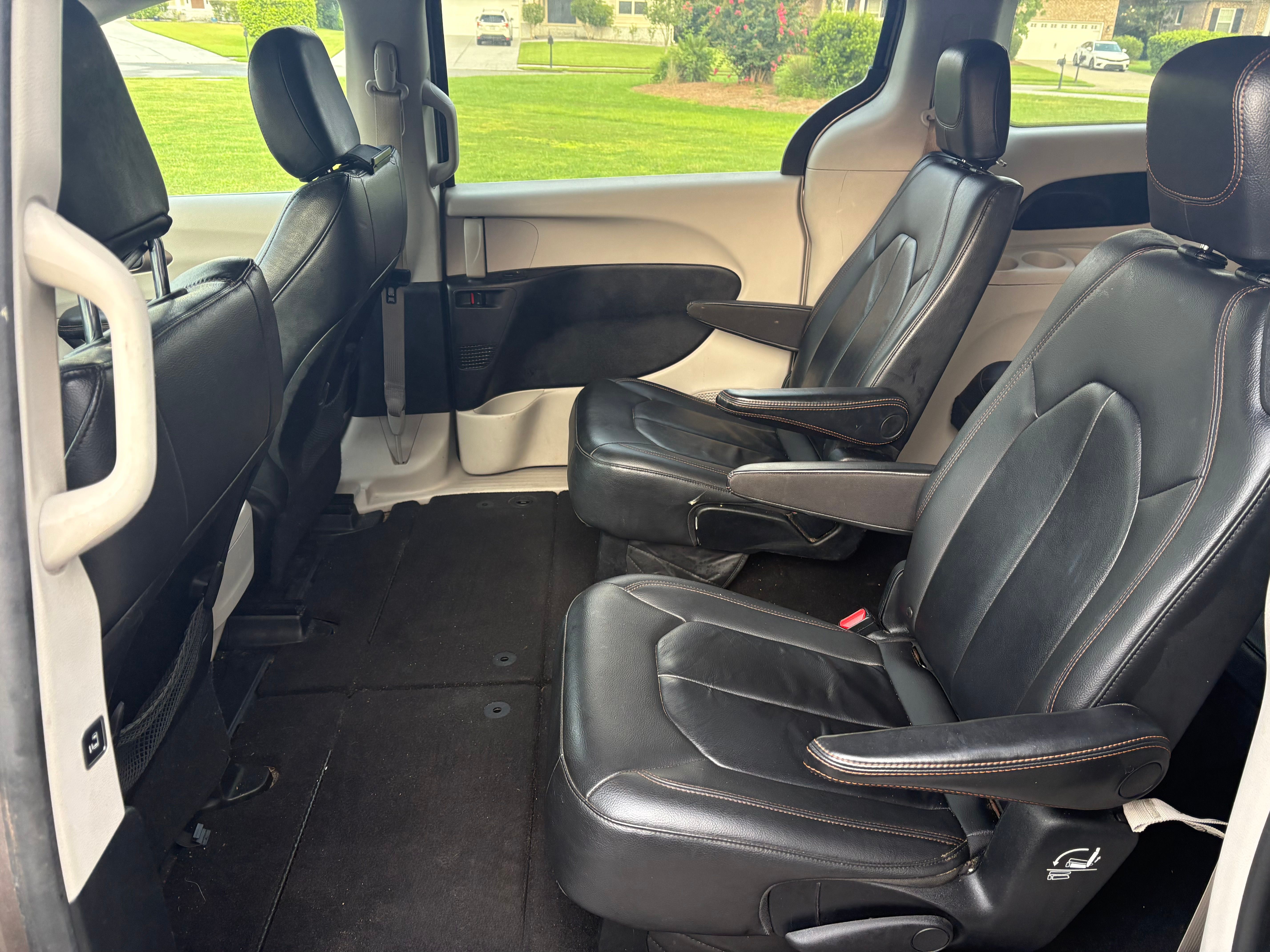Used 2017 Chrysler Pacifica Touring-L w/ Tire & Wheel Group FWD image 14