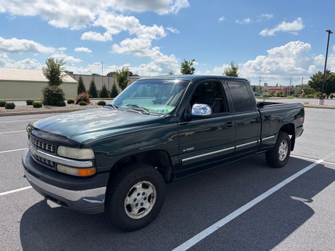 Used 2001 Chevrolet Silverado 1500 LS w/ Firm Ride Suspension Pkg AWD/4WD image 1