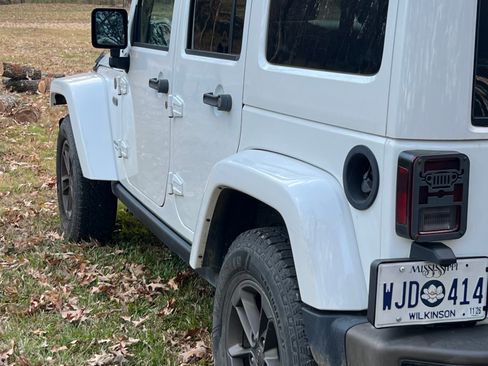 Used 2016 Jeep Wrangler Unlimited Sahara image 13