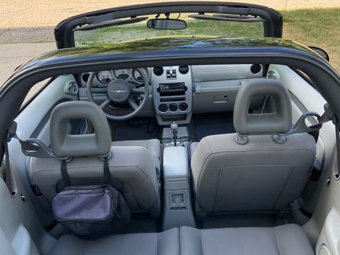 Used 2007 Chrysler PT Cruiser Convertible w/ Spring Special Group FWD image 4