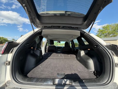 Used 2019 Jeep Cherokee Latitude w/ Popular Appearance Group image 16