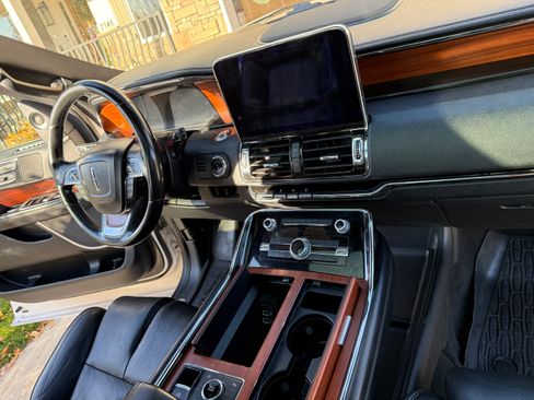 Used 2018 Lincoln Navigator Select w/ Technology Package image 12