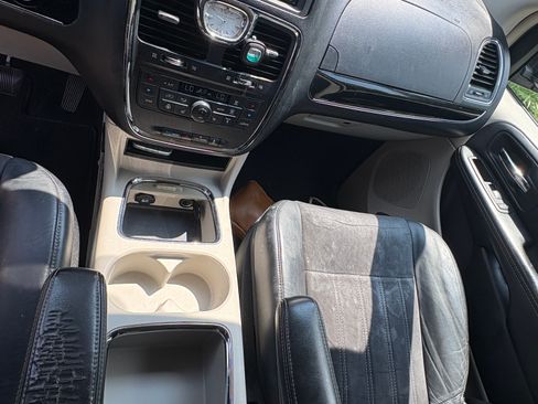 Used 2014 Chrysler Town & Country Touring-L FWD image 9